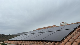 Energía Solar: Cómo los Paneles Solares Pueden Transformar tu Hogar y Reducir tus Costos Energéticos 1 Instalación de paneles solares en Alicante para energía sostenible