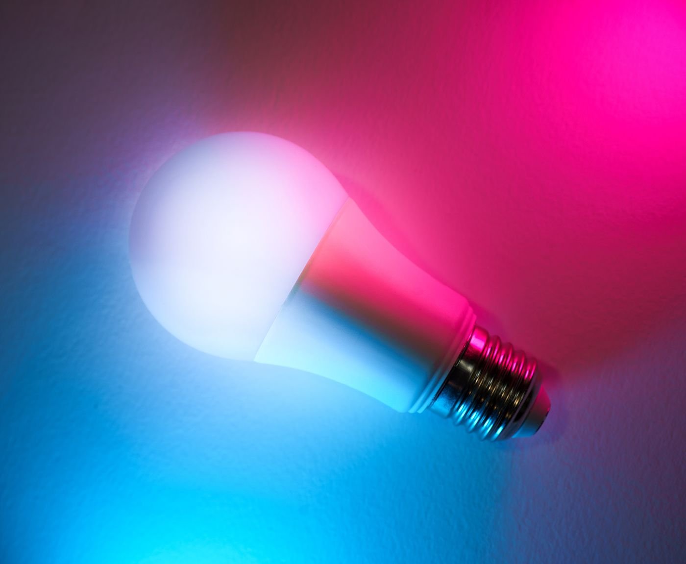 Bombilla inteligente: cuál comprar según tu casquillo y cuánto ahorra de verdad 2 Bombilla inteligente RGB mostrando luz de color regulable desde la aplicación