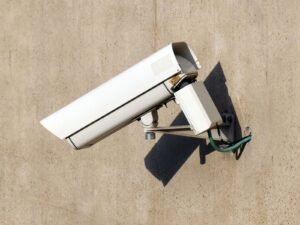 Cámara de seguridad exterior 2026: cuál comprar y qué permite la ley en España 1 Cámara de seguridad exterior blanca instalada en el muro de una vivienda