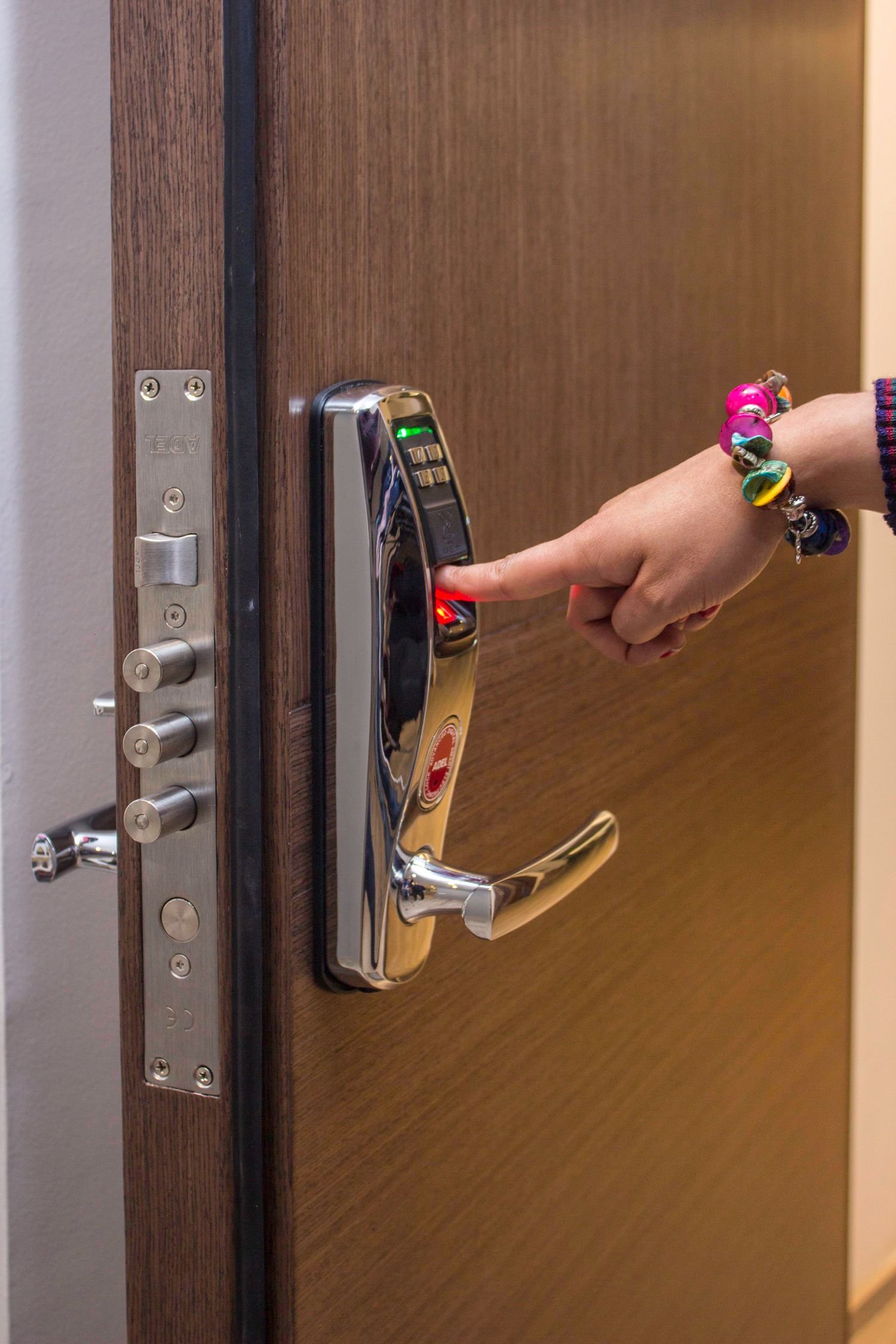 Cerradura inteligente: guía para elegir bien y no quedarte fuera de casa 1 Cerradura inteligente con lector de huella instalada en una puerta acorazada
