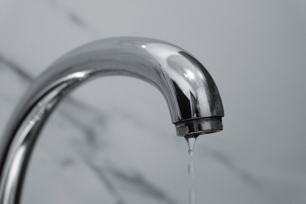 Grifo goteando, el tipo de escape que un detector de fugas de agua avisa a tiempo