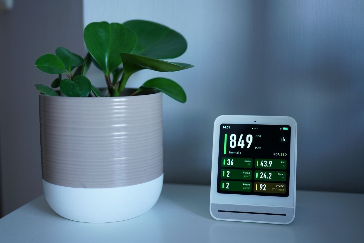 Purificador de aire: cómo elegirlo por CADR y por qué desconfiar del ionizador 1 Medidor de calidad del aire mostrando PM2.5 y CO2, los valores que reduce un purificador de aire