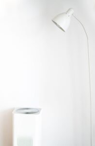 Purificador de aire: cómo elegirlo por CADR y por qué desconfiar del ionizador 1 Purificador de aire funcionando en una habitación luminosa y minimalista
