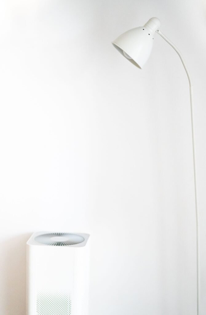 Purificador de aire funcionando en una habitación luminosa y minimalista