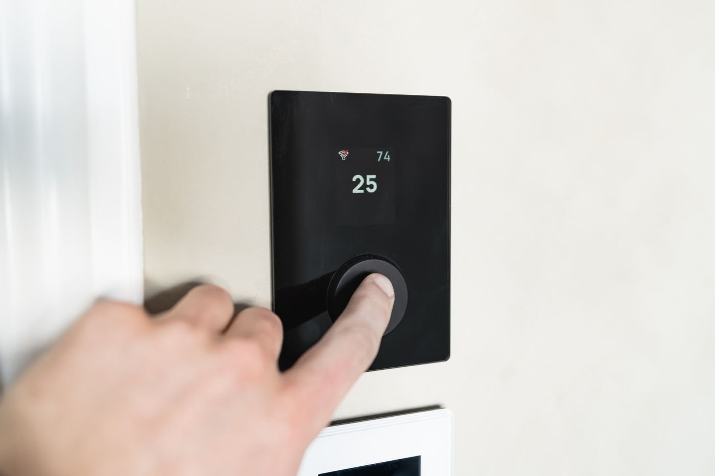Termostato inteligente 2026: cuánto ahorras de verdad y cuál elegir 1 Termostato inteligente de pared mostrando la temperatura de consigna en su pantalla